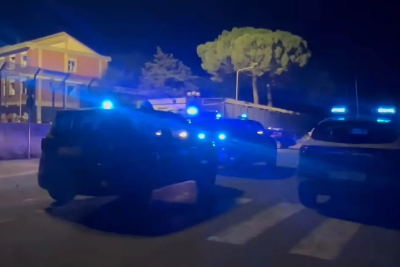 Polizia e carabinieri fuori dal centro di accoglienza di Monastir