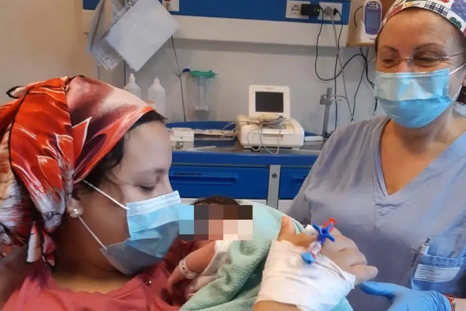 La neo mamma con il bambino e un'infermiera (foto Luigi Almiento)