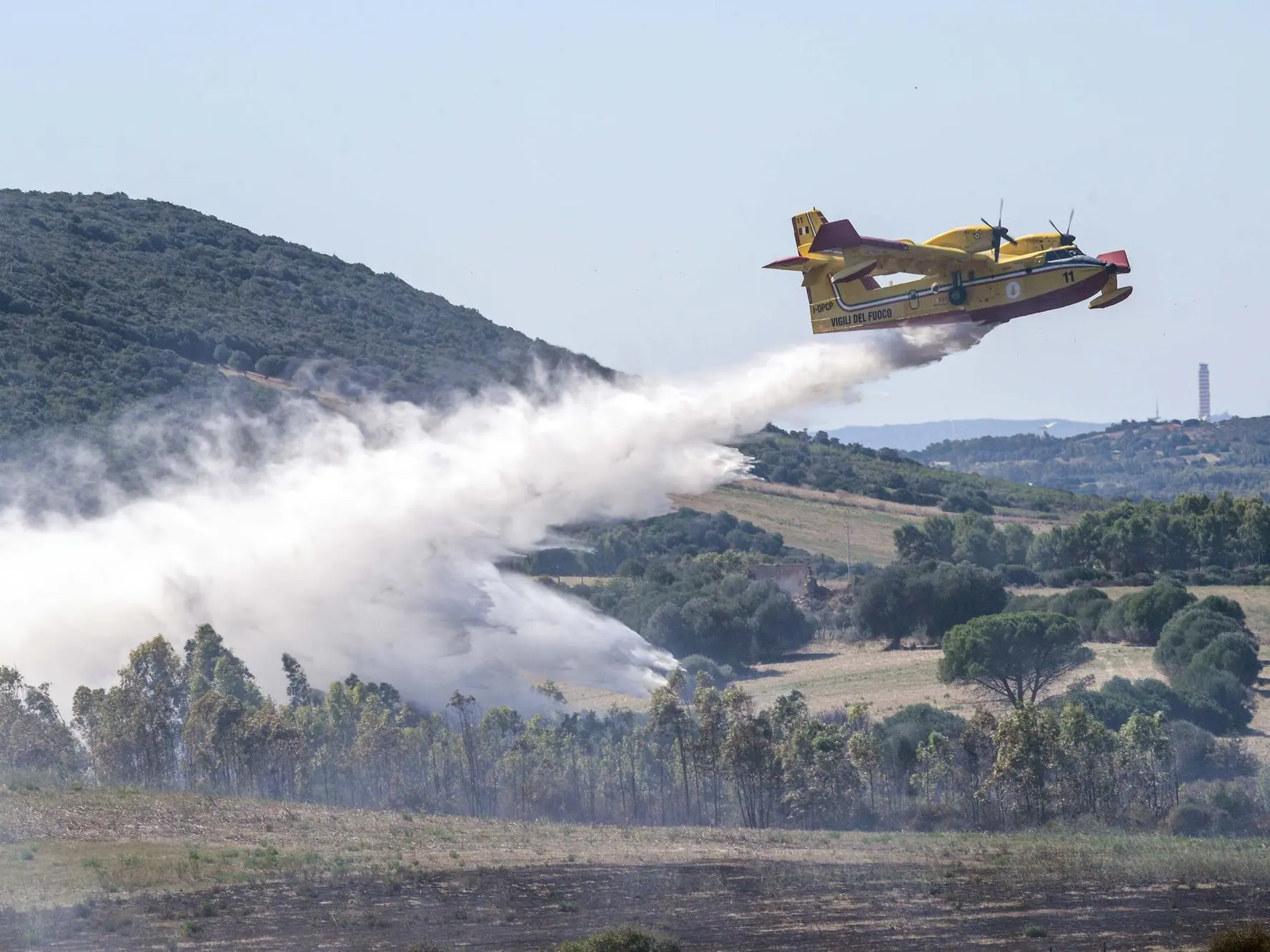 L'intervento di un canadair, immagine simbolo (Archivio)