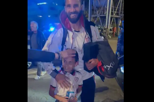 Un frame del video, postato anche dal Cagliari Calcio
