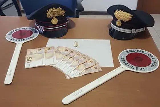 Lo stupefacente e il denaro sequestrato (foto carabinieri)