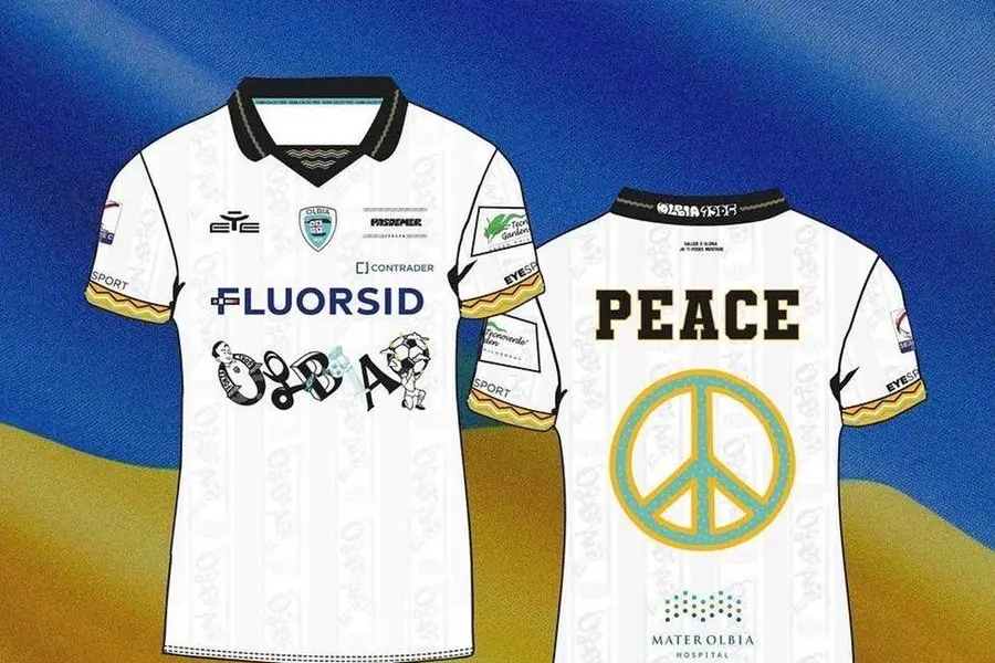Le nuove maglie da gara per la pace dell'Olbia (foto concessa dall'Olbia Calcio)