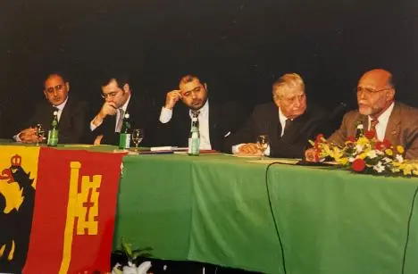 Nando Ceruso, première à droite.  A ses côtés Tullio Locci, le doyen de l'émigration sarde organisée en Italie (photo fournie par)