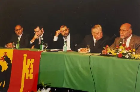 Nando Ceruso, primo a destra. Al suo fianco Tullio Locci, il decano dell'emigrazione sarda organizzata in Italia (foto concessa)