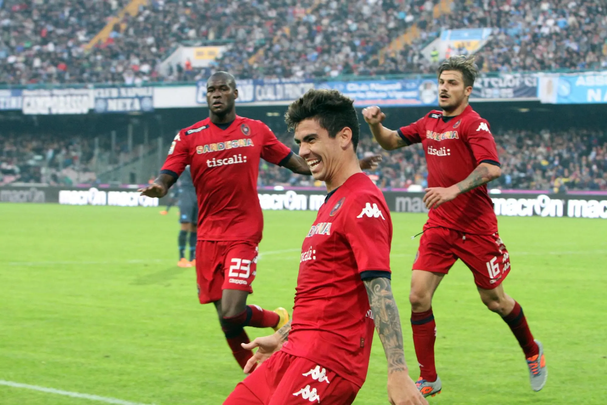 Farias dopo un gol al Napoli con la maglia del Cagliari (Archivio)
