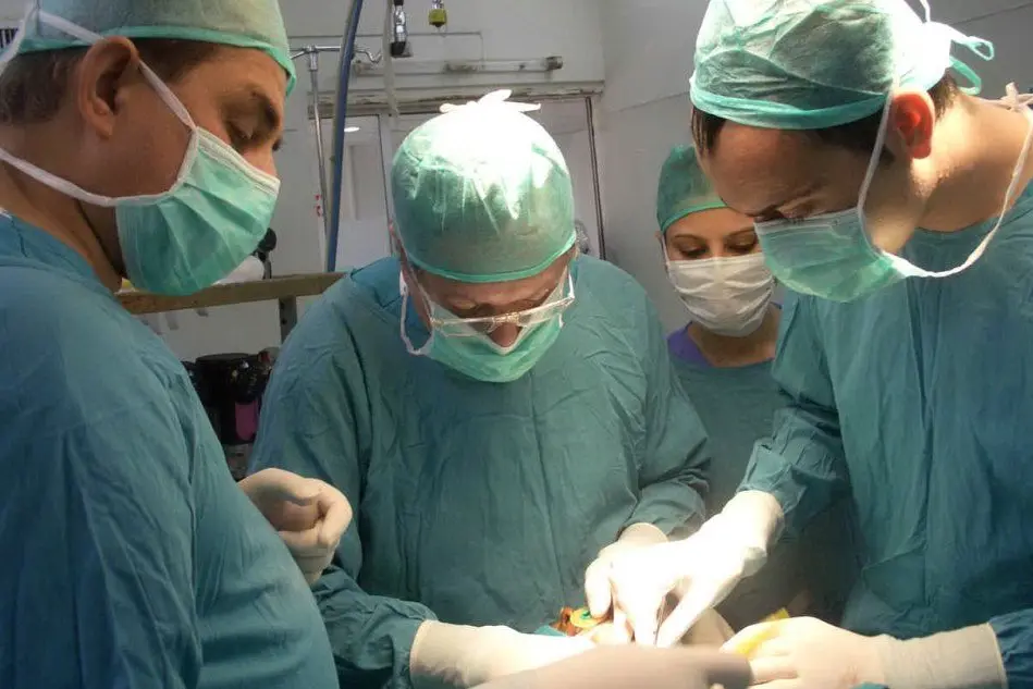 Medici in sala operatoria (foto simbolo)
