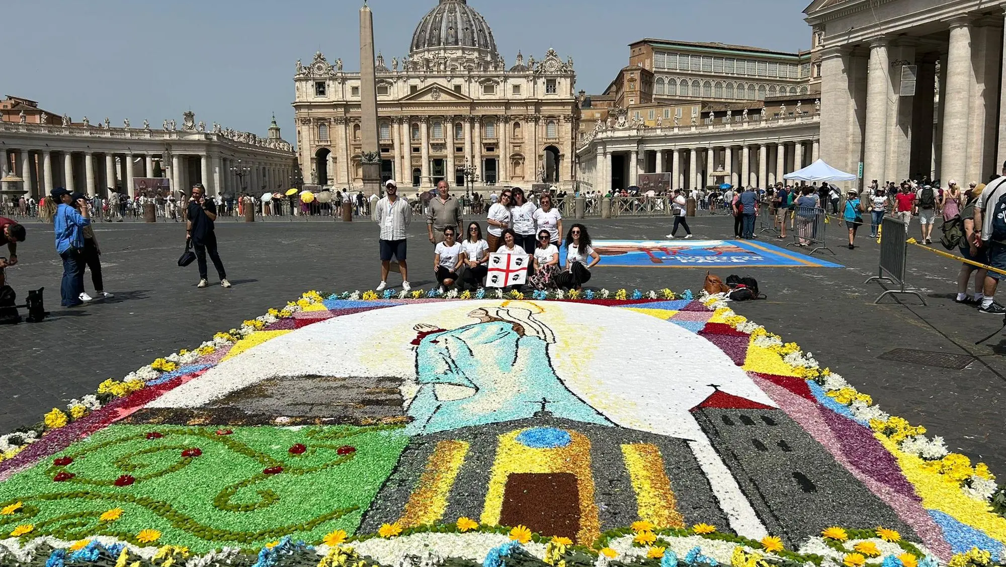Die Blumenmacher von Tortolì huldigen dem Papst: der Blumenteppich von ...