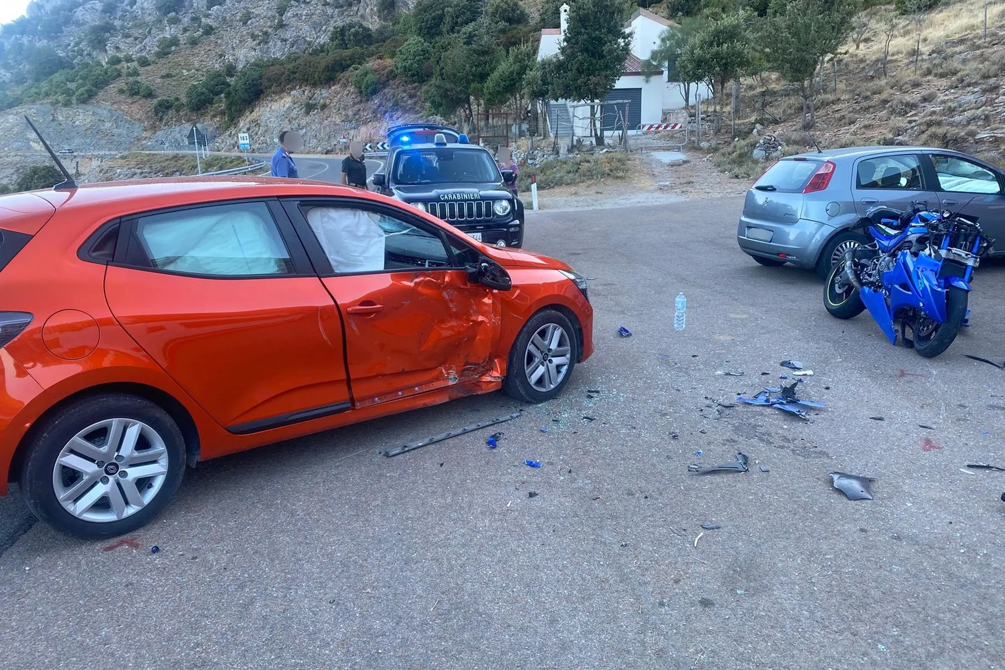 I mezzi coinvolti nell'incidente (foto Secci)