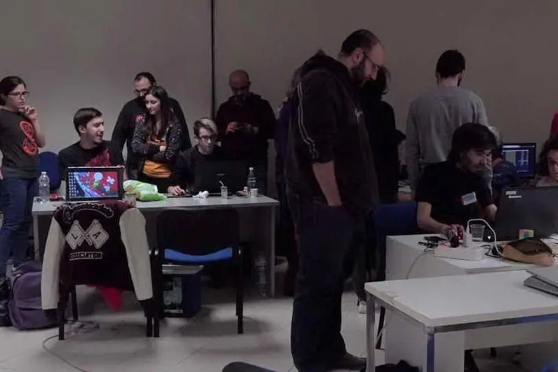 Giovani esperti di videogiochi al lavoro a Cagliari