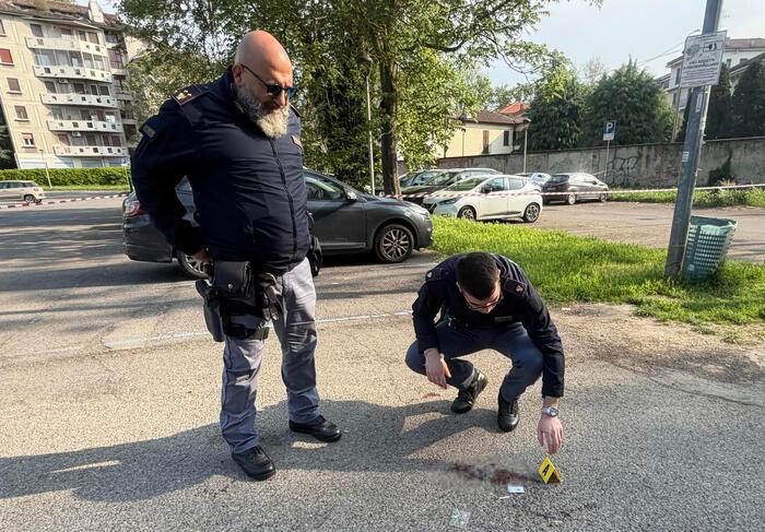 Coltellata al collo nel parcheggio, sotto accusa un 17enne