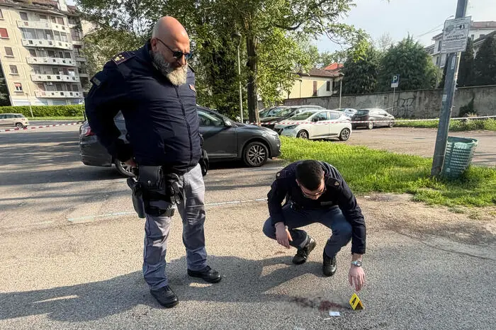 I rilievi della Polizia nel parcheggio dell'area Cattaneo, nelle vicinanze del centro storico di Pavia, dove questa notte un 25 enne di origine siciliana è stato accoltellato, per poi morire al Policlinico San Matteo, 19 aprile 2026. ANSA / Paviapress
