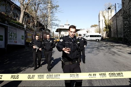 Bomba esplode al passaggio del bus: una guardia carceraria morta e quattro feriti