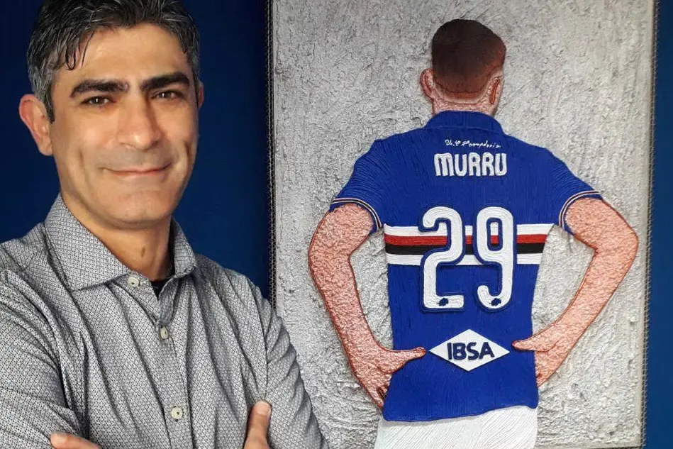 Pinna con un suo lavoro sul difensore della Sampdoria Nicola Murru (L'Unione Sarda - Serreli)