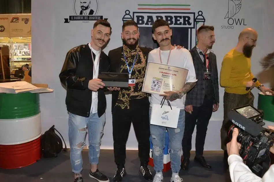 I due barbieri di Maracalagonis con l'organizzatore del concorso