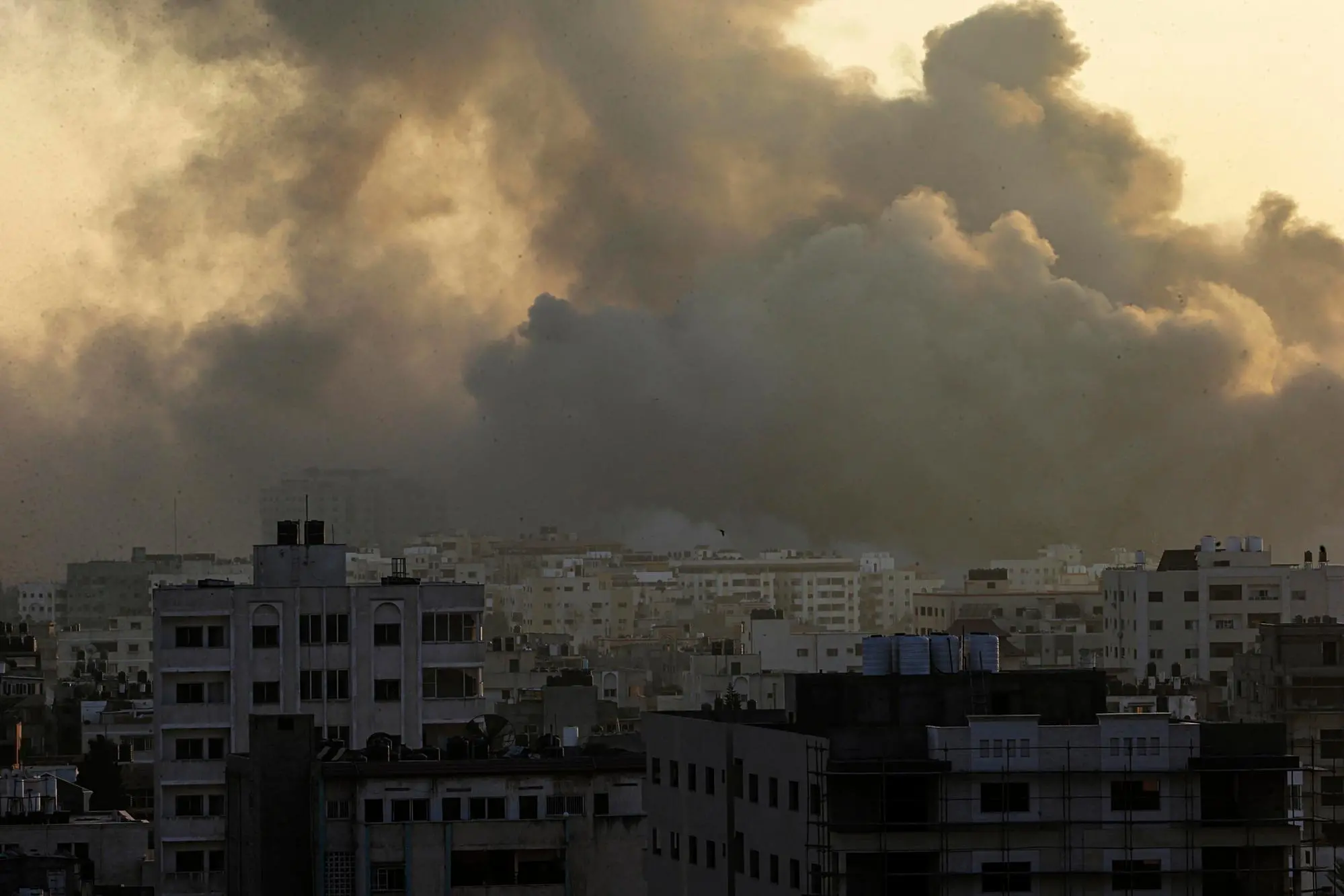 epa10955155 Smoke rises following Israeli strikes on the Tal Al Hawa neighborhood in Gaza City, 02 November 2023. More than 9,000 Palestinians and at least 1,400 Israelis have been killed, according to the Israeli Defense Forces (IDF) and the Palestinian health authority, since Hamas militants launched an attack against Israel from the Gaza Strip on 07 October, and the Israeli operations in Gaza and the West Bank which followed it. EPA/MOHAMMED SABER