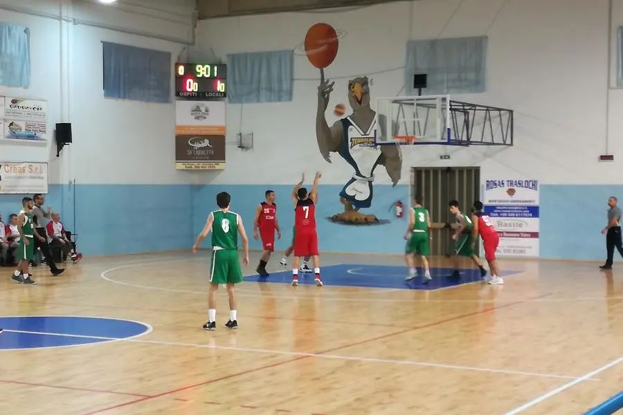 Francesco Intermite, ala del Sinis Basket, tra i protagonisti nella vittoria contro il Poetto (foto concessa da Giacomo Pala)