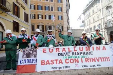 Gli operai dell'Eurallumina a piazza Montecitorio a Roma. Foto Foto Marco Zeppetella