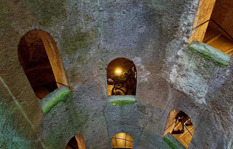 In fondo al pozzo di Orvieto  con una carrozzella speciale