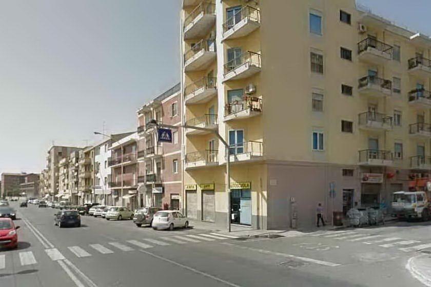 Cagliari, evade dai domiciliari per prendere a bastonate il vicino e aggredisce gli agenti