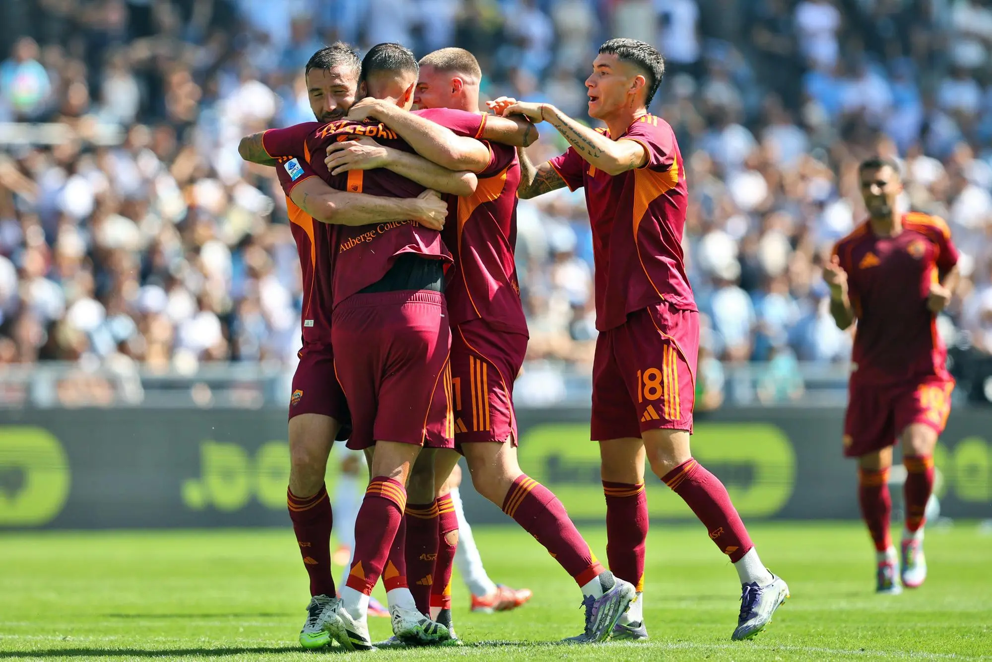 Lorenzo Pellegrini con i compagni dopo il gol (foto Ansa)