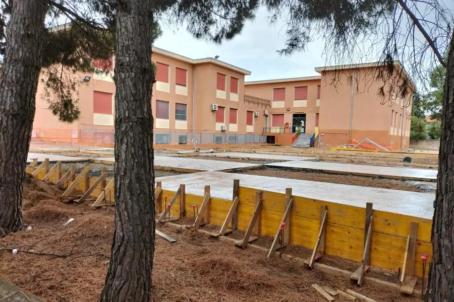 La costruzione del campo di basket (foto L'Unione Sarda - Scano)