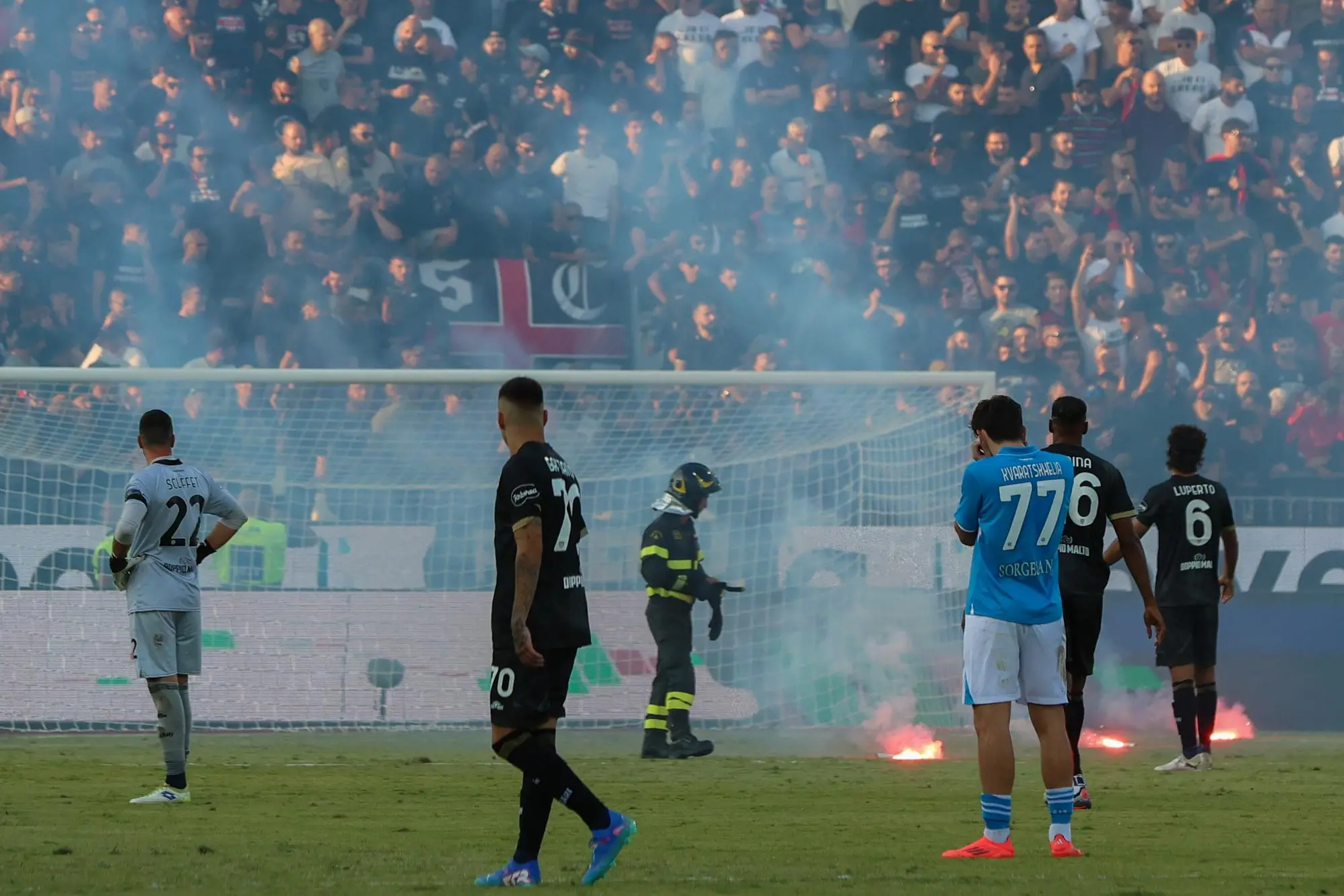 Uno dei momenti dell'interruzione di Cagliari-Napoli (foto Murru)