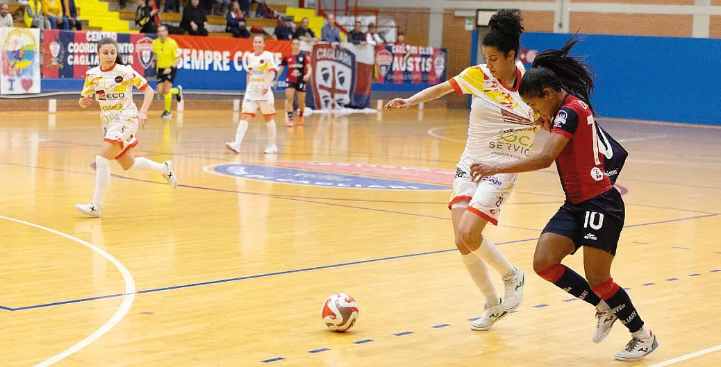 Un’azione della sfida tra TikiTaka e Cagliari nella serie A femminile