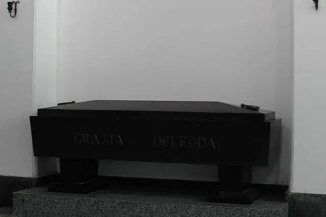 La tomba della Deledda nella chiesa della Solitudine a Nuoro