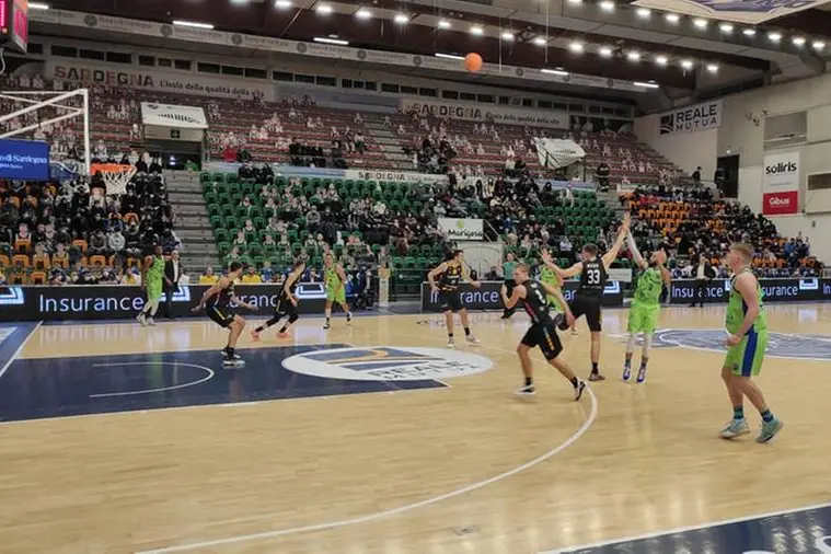 Logan al tiro da tre punti (foto L'Unione Sarda - Marras)