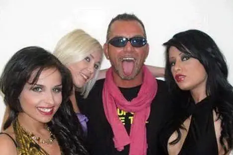 Claudio Arciola con tre &quot;colleghe&quot;