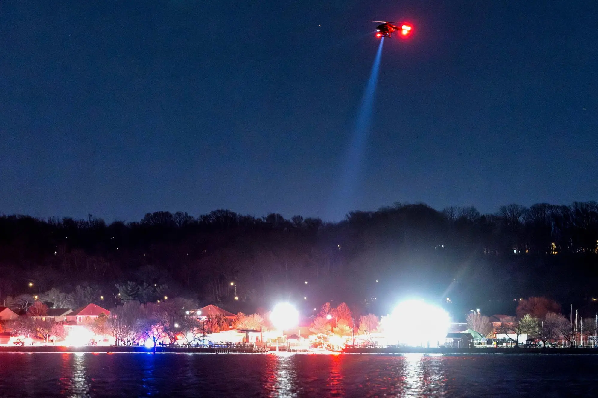 Le ricerche nel fiume Potomac (Ansa-Epa)