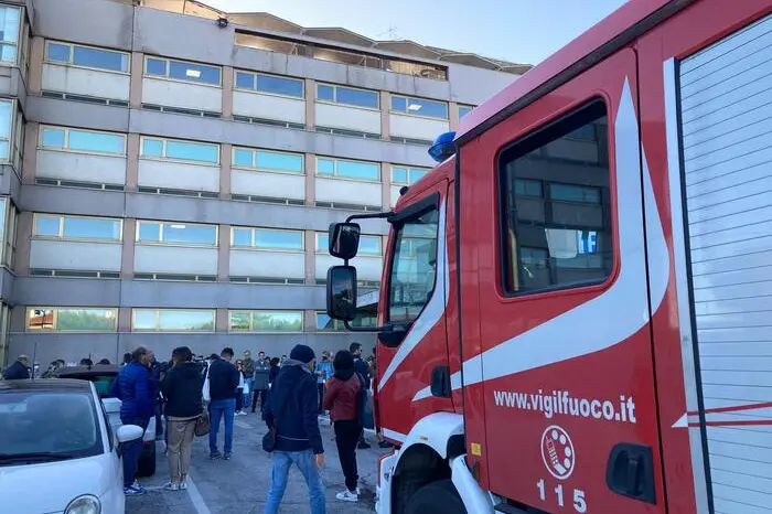 Persone per strada ad Ancona dopo il terremoto (Ansa)