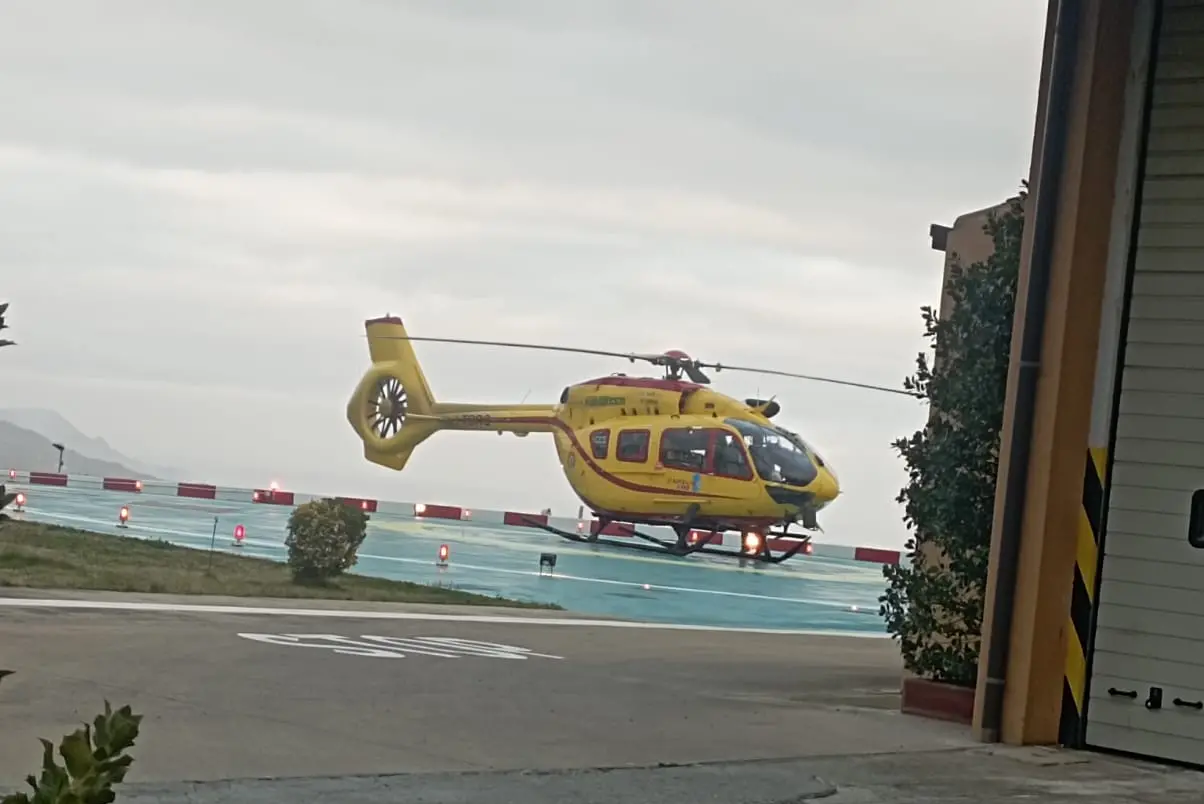 L'elicottero con a bordo il neonato in partenza da Lanusei (foto Secci)