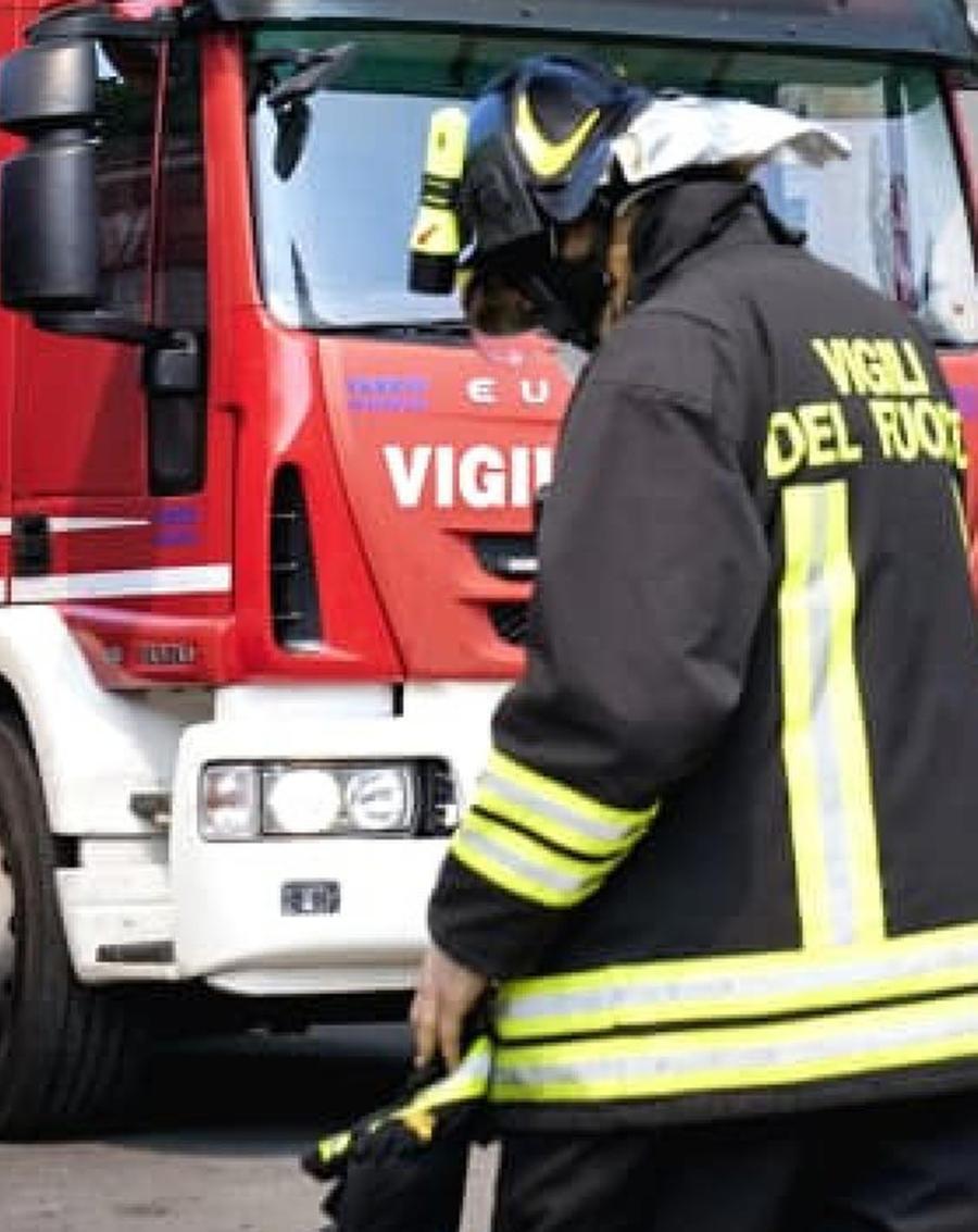 Auto in fiamme, caccia ai colpevoli