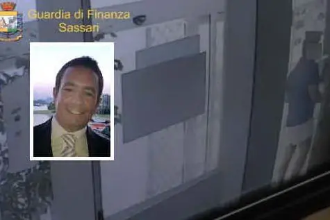 Un fermo immagine del video della Guardia di finanza; nel riquadro Andrea Becciu