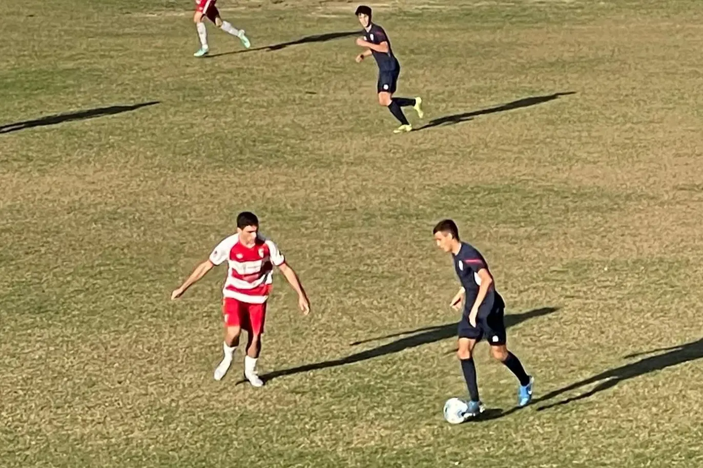 Daniele Spiga della Tharros (a sinistra) contrasta Roberto Serra del Cus Cagliari nel match dell'ultimo turno di Promozione (foto Spignesi)