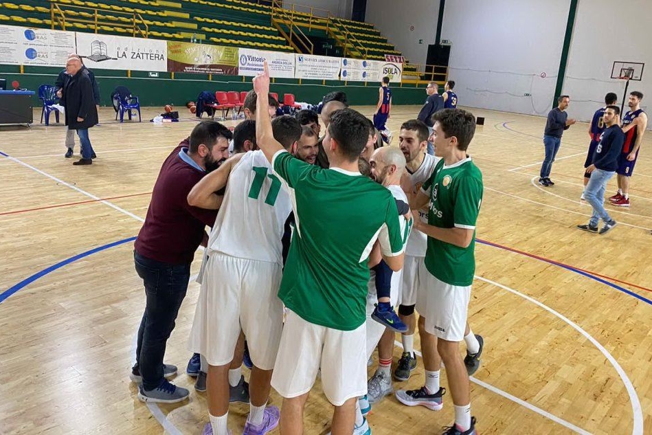 Festeggiamenti Basket Quartu nel post gara contro il Cus Sassari (foto Giacomo Pala)