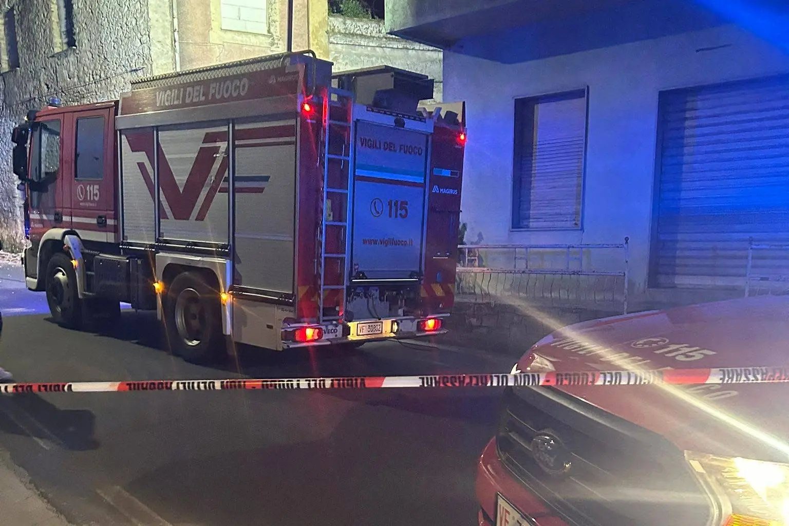 Mandas, vigili del fuoco al lavoro dopo il crollo di un cornicione dalla ex caserma dei carabinieri (foto Sirigu)