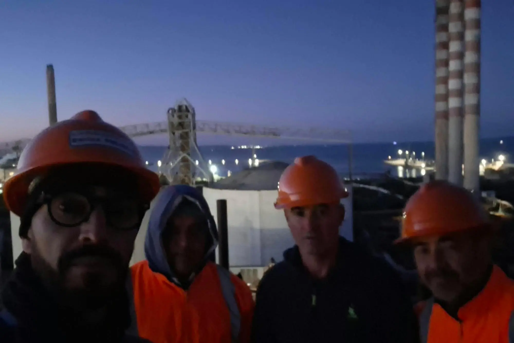Quattro operai dell'Eurallumina di Portovesme, nel Sulcis, sono saliti in cima al forno di calcinazione statico numero 1, a oltre 60 metri d'altezza. 23 ottobre 2026. + NO SALES - EDITORIAL USE ONLY + NPK