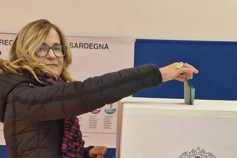 Lucia Chessa al voto (foto Ansa)