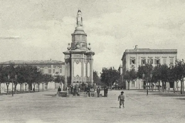 Una vecchia foto di piazza del Carmine a Cagliari (Foto Sardegna Cultura, Regione)