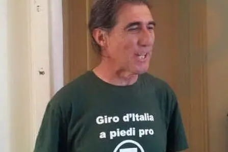 Roberto Gorini con la maglia di Emergency
