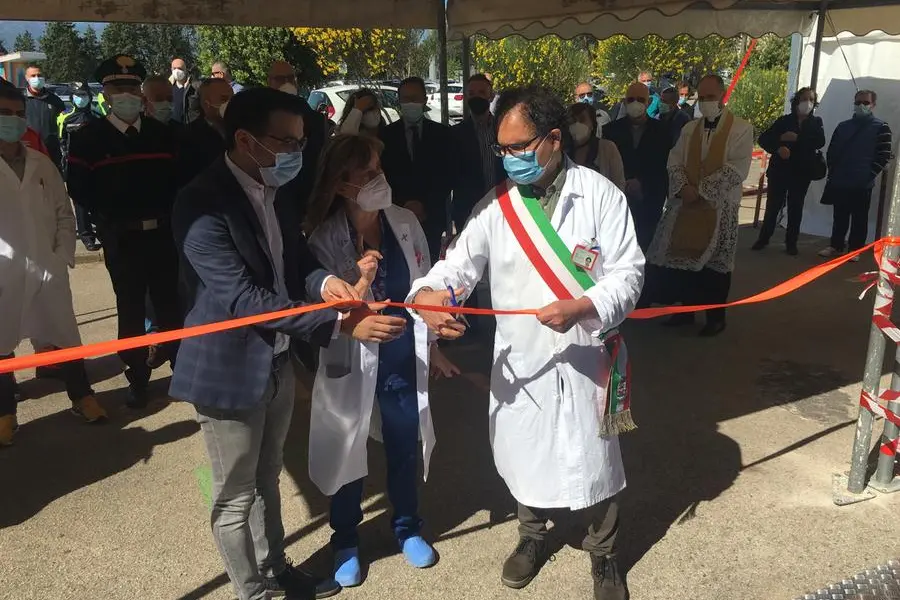 Il sindaco Carlo Tomasi taglia il nastro dell’inaugurazione dell’hub vaccinale (foto Pittau)