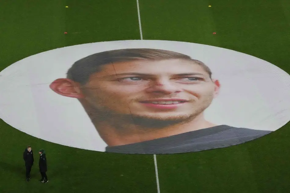 L'immagine di Emiliano Sala a centrocampo nello stadio del Nantes (Ansa)