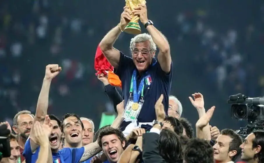 Marcello Lippi alza la coppa al cielo nel 2006 (Berlino)