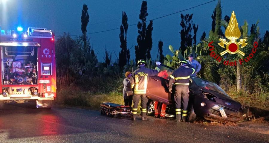 Alghero, esce di strada e l'auto rimane in bilico: i vigili del fuoco salvano il conducente