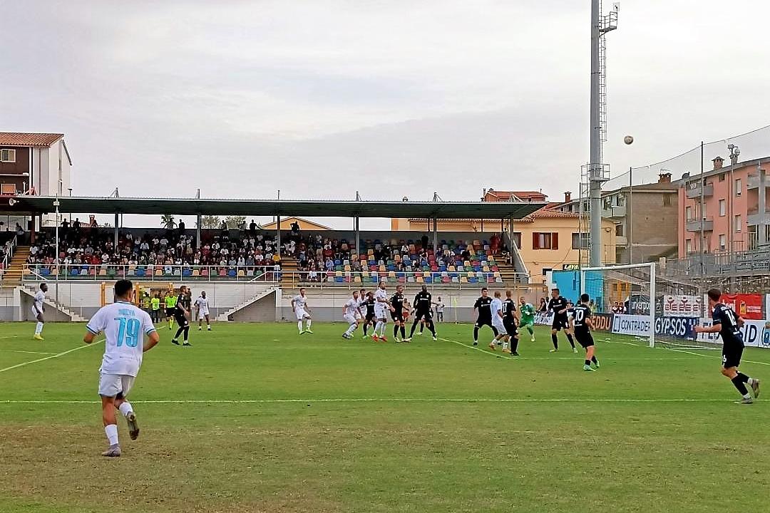 Olbia pericolosa su palla inattiva contro la Vis Pesaro (foto Ilenia Giagnoni)