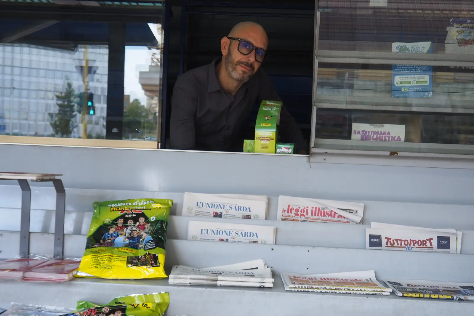 Oristano, Stefano Spiga nella sua edicola in via Diaz