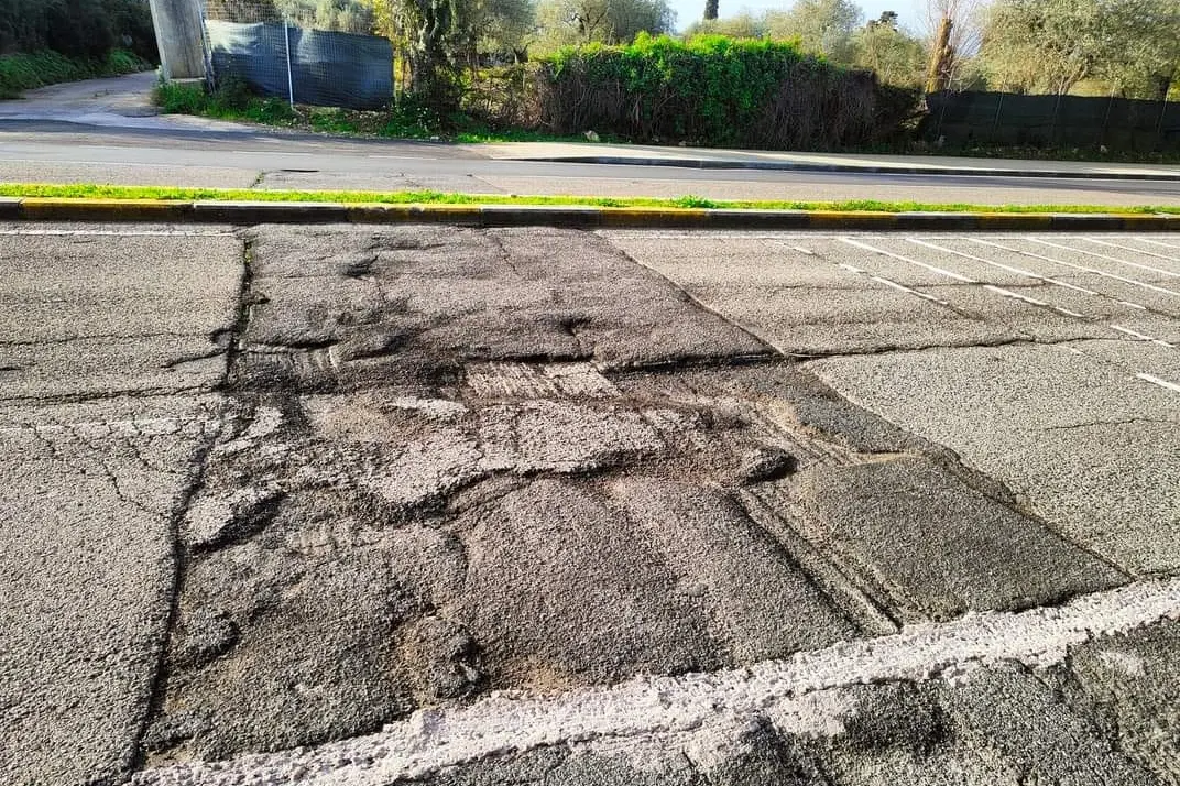 L'asfalto di via Milano a Sassari (foto Tellini)