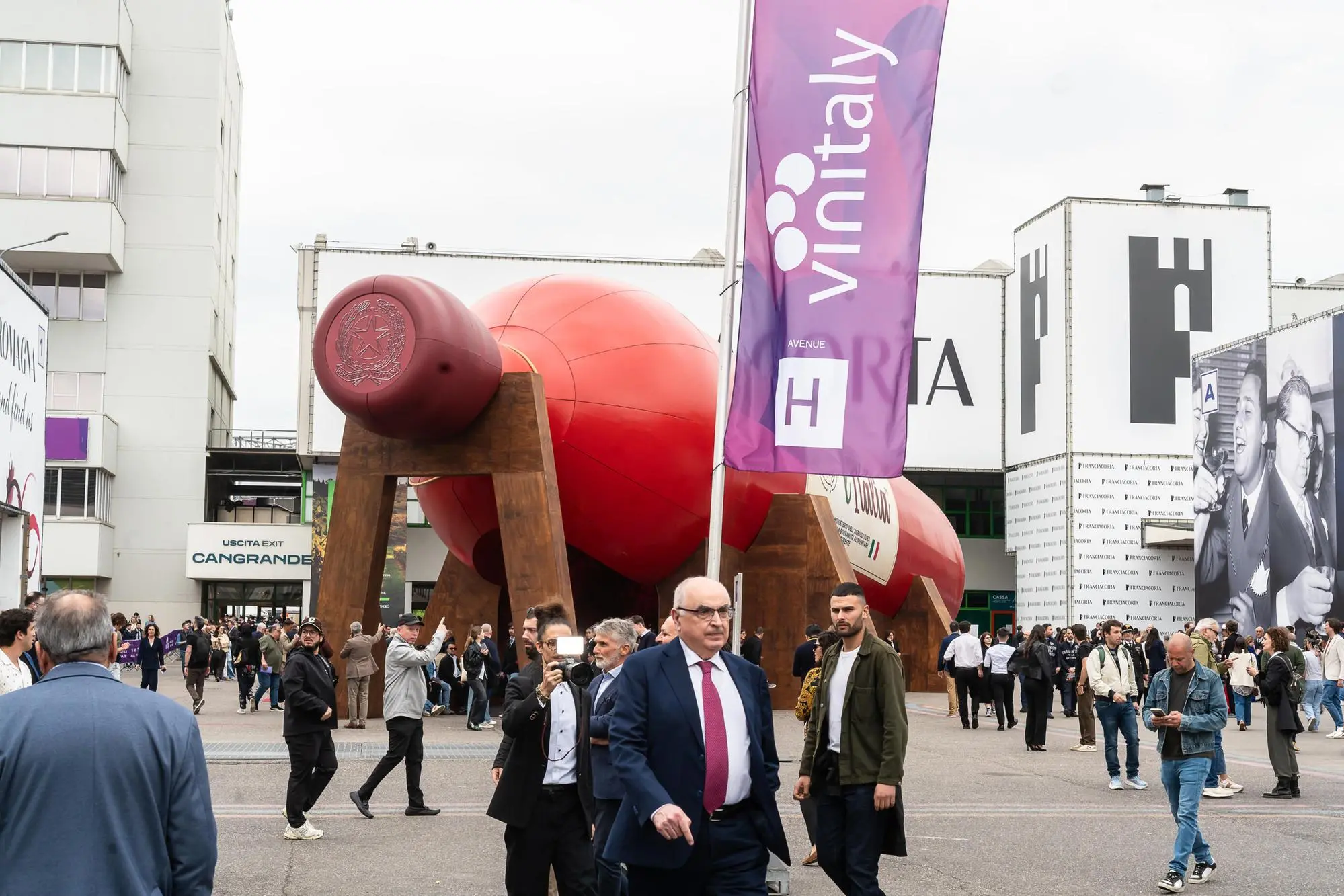 Un momento dell'inaugurazione del padiglione Masaf a Vinitaly (foto ANSA / GIORGIO MARCHIORI)